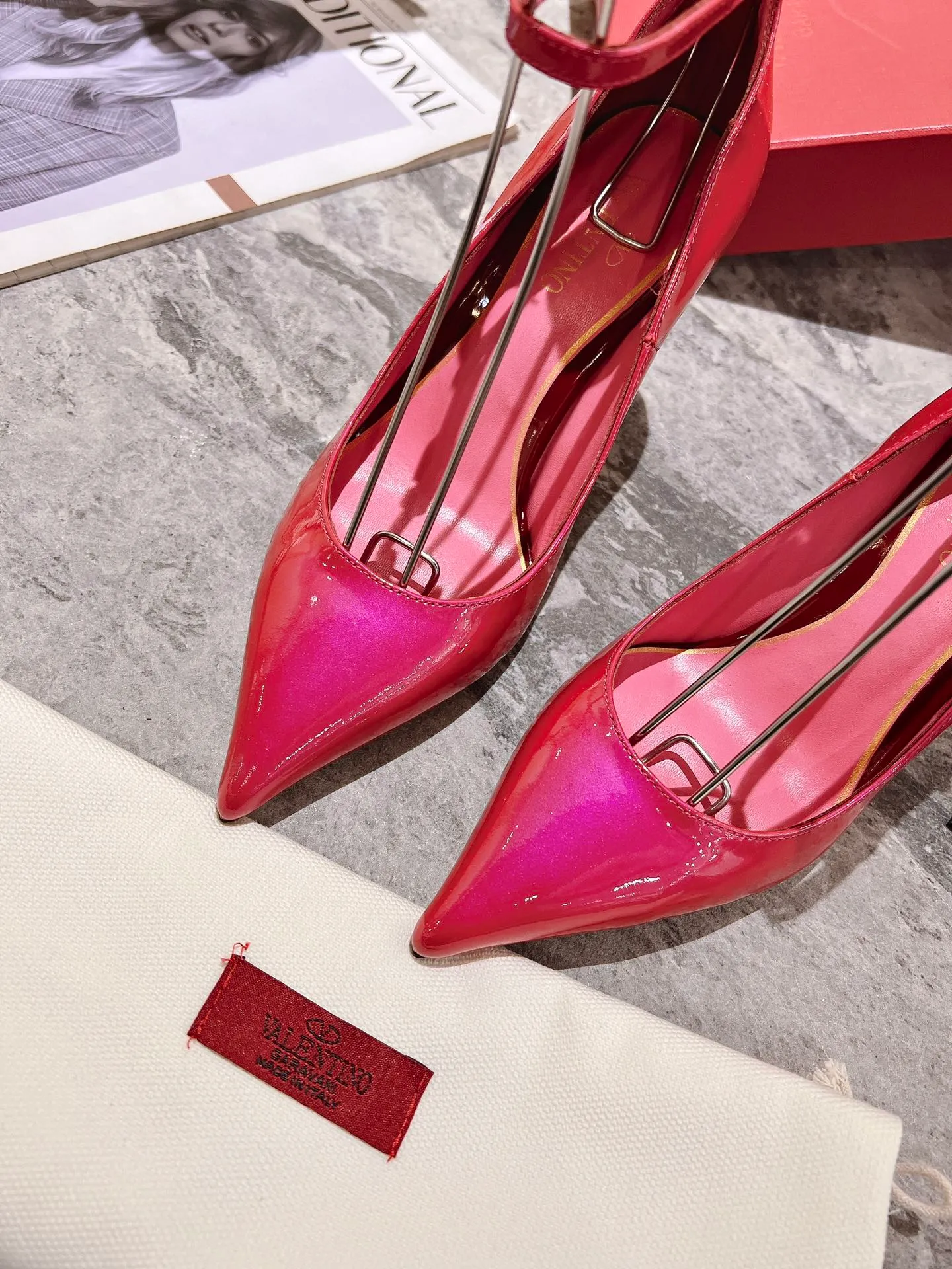👟👟Ex-factory price 440👟👟 Genuine leather sole +40 Top version 𝑉𝐴𝐿𝐸𝑁𝑇𝐼𝑁𝑂 Valentino new spring and summer women's 6⃣️color patent leather shoes. Unique (small V-label buckle) hardware brings out a full sense of high-end, and the new season will live up to expectations! Worth buying ★ Qipi is absolutely high-grade ❥Original method, absolutely sensual ❥Elegant style, creating a different feeling, simple and elegant style!  Code number: 35-41 (34-42 customized) Fabric: Imported patent leather Lining: Sheepskin lining Heel height: 7cm-10cm2⃣️Various heel height options Leather outsole Rubber outsole
